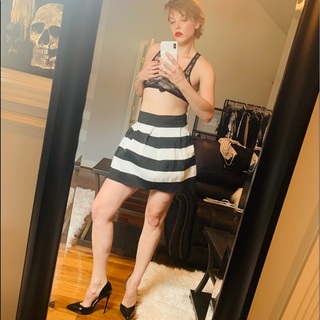 Elizabeth Lzzy Mae Hale feet photo thumbnail