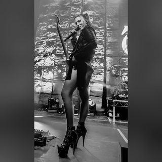 Elizabeth Lzzy Mae Hale feet photo thumbnail