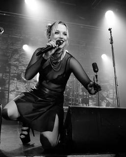 Elizabeth Lzzy Mae Hale feet photo thumbnail