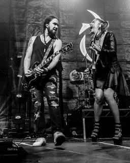 Elizabeth Lzzy Mae Hale feet photo thumbnail