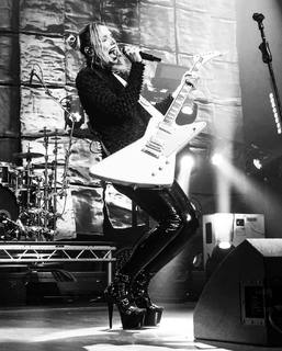 Elizabeth Lzzy Mae Hale feet photo thumbnail