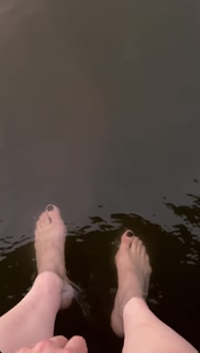 Elizabeth Lzzy Mae Hale feet photo thumbnail