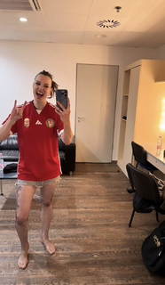 Elizabeth Lzzy Mae Hale feet photo thumbnail