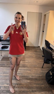 Elizabeth Lzzy Mae Hale feet photo thumbnail