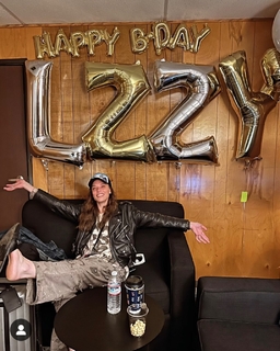 Elizabeth Lzzy Mae Hale feet photo thumbnail