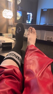 Elizabeth Lzzy Mae Hale feet photo thumbnail