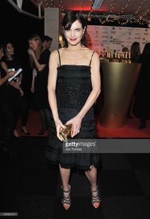 Elizabeth McGovern feet photo 3