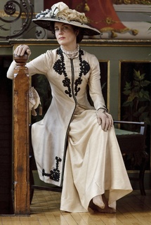 Elizabeth McGovern feet photo 3