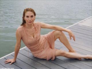 Elizabeth Mitchell feet photo thumbnail