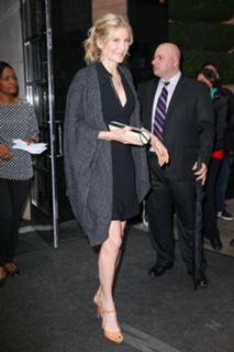 Elizabeth Mitchell feet photo thumbnail