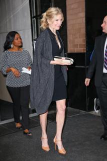 Elizabeth Mitchell feet photo thumbnail