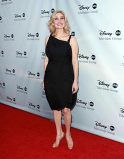 Elizabeth Mitchell feet photo thumbnail