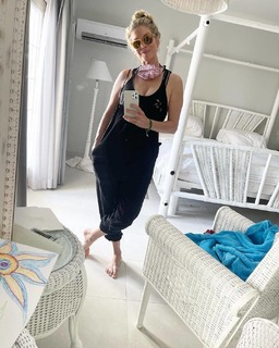 Elizabeth Mitchell feet photo thumbnail