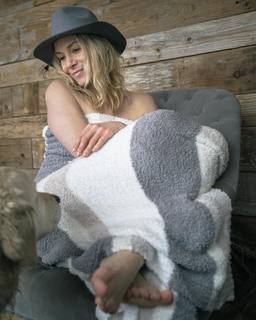 Elizabeth Mitchell feet photo thumbnail
