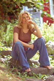 Elizabeth Mitchell feet photo thumbnail