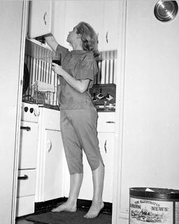 Elizabeth Montgomery feet photo thumbnail