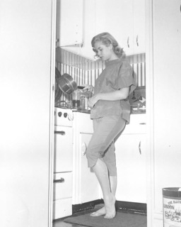 Elizabeth Montgomery feet photo thumbnail