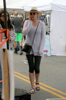 Elizabeth Olsen feet photo thumbnail
