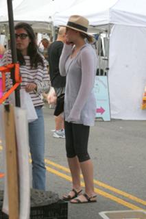 Elizabeth Olsen feet photo thumbnail