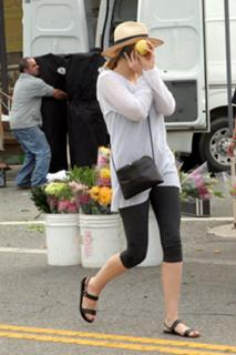 Elizabeth Olsen feet photo thumbnail