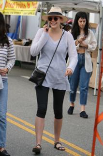 Elizabeth Olsen feet photo thumbnail