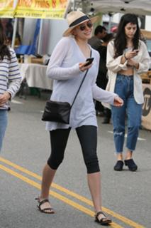 Elizabeth Olsen feet photo thumbnail