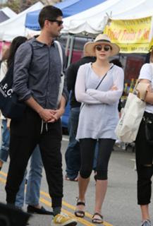 Elizabeth Olsen feet photo thumbnail