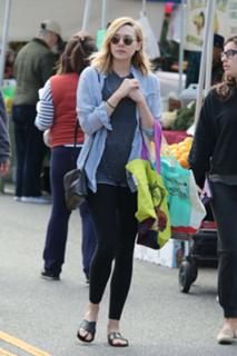 Elizabeth Olsen feet photo thumbnail