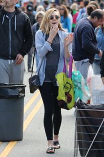 Elizabeth Olsen feet photo thumbnail