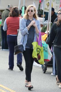 Elizabeth Olsen feet photo thumbnail