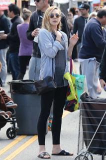 Elizabeth Olsen feet photo thumbnail