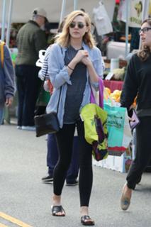 Elizabeth Olsen feet photo thumbnail