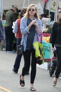 Elizabeth Olsen feet photo thumbnail