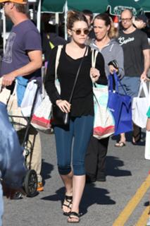 Elizabeth Olsen feet photo thumbnail