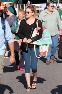 Elizabeth Olsen feet photo thumbnail