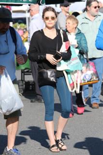 Elizabeth Olsen feet photo thumbnail