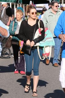 Elizabeth Olsen feet photo thumbnail