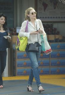Elizabeth Olsen feet photo thumbnail