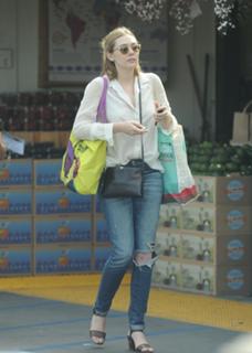 Elizabeth Olsen feet photo thumbnail