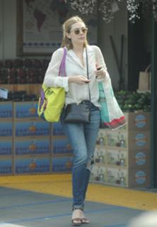 Elizabeth Olsen feet photo thumbnail