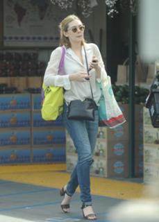 Elizabeth Olsen feet photo thumbnail