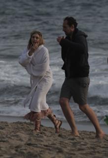 Elizabeth Olsen feet photo thumbnail
