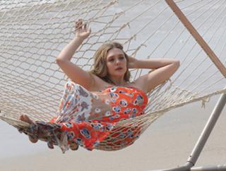Elizabeth Olsen feet photo thumbnail