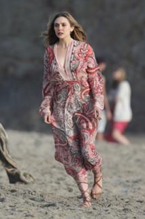 Elizabeth Olsen feet photo thumbnail