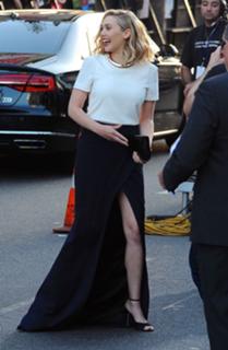 Elizabeth Olsen feet photo thumbnail