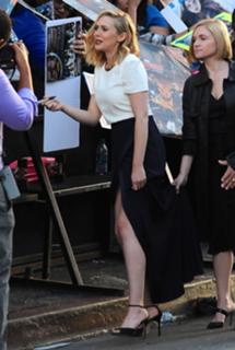 Elizabeth Olsen feet photo thumbnail