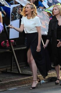 Elizabeth Olsen feet photo thumbnail