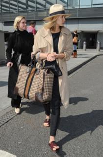 Elizabeth Olsen feet photo thumbnail