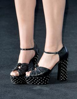 Elizabeth Olsen feet photo thumbnail