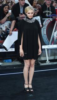 Elizabeth Olsen feet photo thumbnail